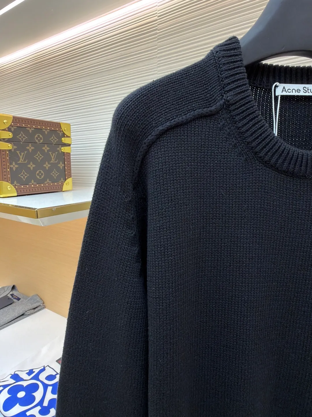 Acne Studios printed logo sweater ●Original version: Purchased and developed for 6500 ●Item number: 1682092-A85 ●Fabric: wool blended fabric ●Technology: Glue printing ●Color: black ●Version: Fitted version ●Weight: about 905 grams ●Size: XS-S-M-L ●Description: Custom-woven plateau yak gold wool, soft and delicate, comfortable and close to the skin, classic black tones exude an innate sense of luxury, swallowed by warmth The front panel is a high-end minimalist blank design, and the back panel is printed with the Acne Studios 1996 logo pattern as an embellishment. Sweeping the starting point of fashion. Deep black and carbon black fibers are interlaced to make simplicity more versatile. Comes with advanced filters. It shows a unique fashion attitude in minimalism and uses glue printing. The printing has been modified three times with the film screen. Use glue liquid paint to print the pattern on the fabric. Bake the fabric to fix the printing pattern. Garment washing water softening and deodorizing process uses professional washing equipment and specific detergents to deeply clean and deodorize clothes to improve the feel and appearance of clothes. The overall wiring is straight and delicate, the fabric is comfortable and soft, and the color is consistent without color difference. It can be matched with the same style to create a fashionable look and control various occasions. Customized accessories, complete with three standards, same style for men and women!